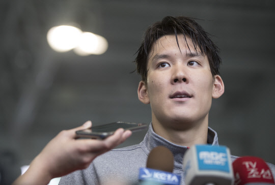 박태환, '새로운 시작'      (아산=연합뉴스) 윤동진 기자 = 11일 오전 충남 아산 배미수영장에서 열린 97회 전국체육대회 수영 남자일반부 400m 자유형 결승 경기. 인천대표 박태환(인천광역시청)이 금메달을 딴 후 취재진과 인터뷰를 하고 있다. 2016.10.11      mon@yna.co.kr  (끝)